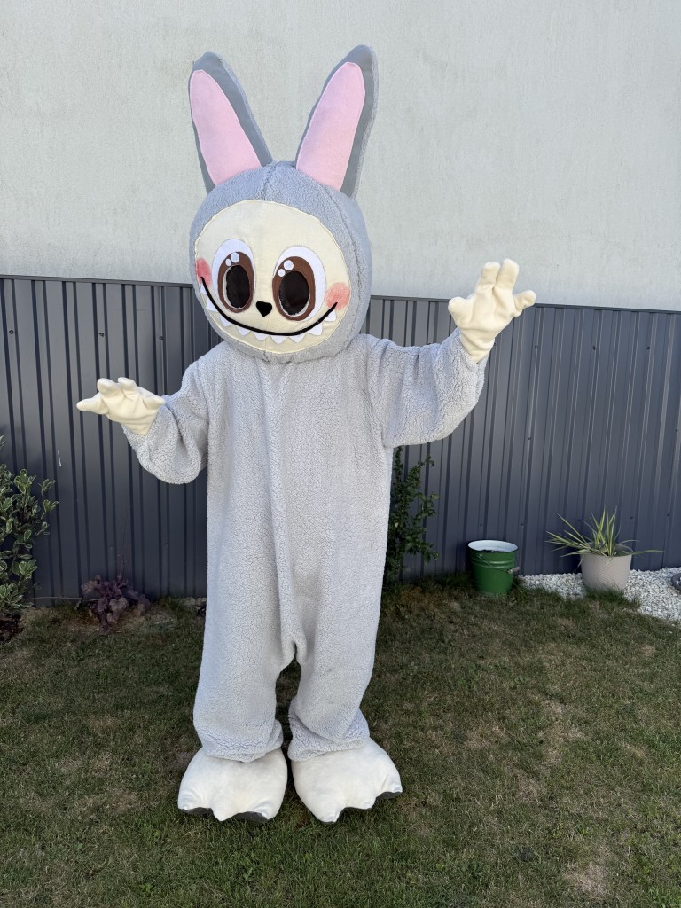 Szürke labubu jelmez nagy fülekkel