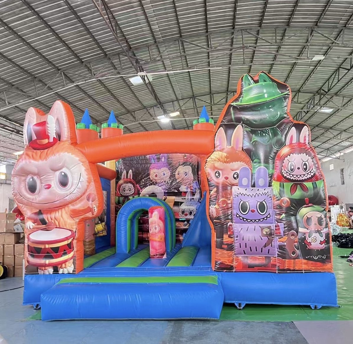 labubu légvár több labubu karakterrel és csúszdával