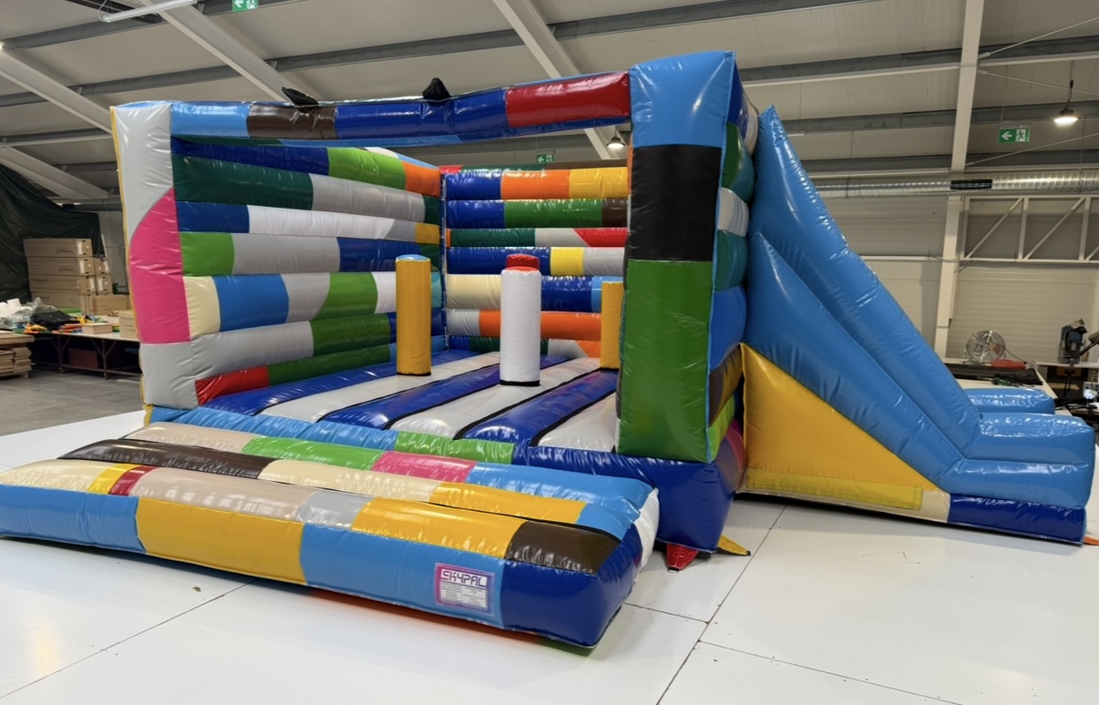 Legós csúszdás légvár